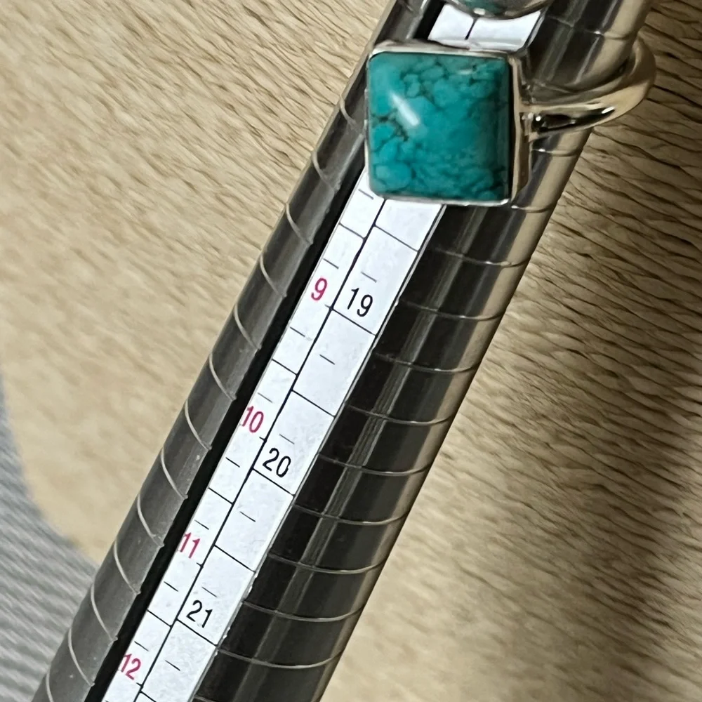 TURQUOISE & STERLING SILVER PRE-LOVED AUTHENTIC STYLE  DESIGN RING